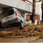 Em algumas áreas, carros e escombros ficaram empilhados nas ruas. (Foto: TV Globo)