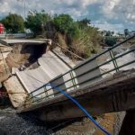 Já na ilha de Lemnos, próxima à costa turca no nordeste do Mar Egeu, duas mortes foram confirmadas. Um fazendeiro faleceu ao tentar rebocar seu carro, preso na lama, com um trator. (Foto: TV Globo)