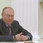 “O presidente Vladimir Putin pediu desculpas pelo trágico incidente ocorrido no espaço aéreo russo e mais uma vez expressou suas profundas e sinceras condolências às famílias das vítimas, além de desejar uma rápida recuperação aos feridos”. (Foto: Facebook)