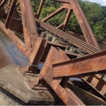 A vítima estava com ferimentos no braço e perna, que ficaram em contato com a estrutura de concreto da ponte. (Foto: Reprodução/YouTube)