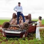 Um acidente inusitado transformou o ensaio fotográfico de casamento de Marisa Morais e Kelmer Teixeira, moradores de Uberlândia, no Triângulo Mineiro, em um episódio viral nas redes sociais. (Foto: Divulgação/Arthur Dourado)