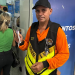 Entre os apostadores estrangeiros está Elbio Cubilla, de 57 anos. O mototaxista cruza, todos os dias, a Ponte da Amizade, ligação entre Foz e Cidade do Leste, no Paraguai. Segundo o "G1", ele fez sua aposta na segunda (30/12/2024). (Foto: Divulgação/Gilvana Giombelli/g1 Paraná)