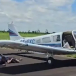 Assim que aterrissou, o piloto percebeu a aproximação do helicóptero e tentou decolar novamente, mas foi impedido pelos agentes. (Foto: Reprodução)