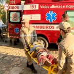 Populares que presenciaram o ato chamaram o Corpo de Bombeiros para socorrer o homem. De acordo com os médicos, ele sofreu politraumatismo crânio-encefálico e um hematoma intracraniano foi detectado, mas não necessita de cirurgia. (Foto: Reprodução/TV Gazeta)