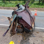 Em decorrência do impacto, o carro se despedaçou, partindo ao meio. As duas crianças, de 3 e 10 anos, não resistiram aos ferimentos e morreram no local. (Foto: Divulgação/PRF)