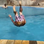 Assim, esbanjando disposição, a senhora dá um show de habilidade na frente de todos os presentes, manda um mortal pra trás e depois mergulha na piscina. (Foto: Reprodução/Redes Sociais)