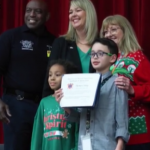 O corajoso aluno da terceira série foi homenageado em uma cerimônia na escola na terça-feira (17/12/2024). O Corpo de Bombeiros deu ao menino um certificado de agradecimento por suas “ações heroicas”. (Foto: Reprodução)