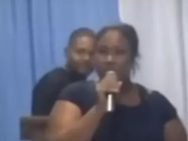 Em um vídeo publicado na sexta-feira (27/12/2024), Aryana revelou, ao público presente no templo, as provas da traição, incluindo prints de mensagens comprometedores do marido. (Foto: Reprodução/Redes Sociais)