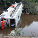 Três pessoas morreram após um ônibus cair da ponte na BR-153, na manhã de quinta-feira (19/12/2024). (Foto: Divulgação/Bombeiros)