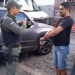 “Primeira vez que vejo um policial que sabe libras… É difícil um policial que sabe Libras. Graças a Deus que tem você.", agradeceu João durante a abordagem. (Foto: Reprodução/Redes Sociais)