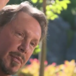 Larry Ellison agora tem um patrimônio: US$ 226,9 bilhões. (Foto: Reprodução/CBS News/YouTube)