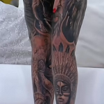 A ex-miss bumb1m tatuou a perna inteira e disse está representando a arca de Noé no corpo. (Foto: Reprodução/Rede TV!)