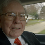 Warren Edward Buffett é um investidor e filantropo americano. É o principal acionista, presidente do conselho e diretor executivo da Berkshire Hathaway. Constantemente citado na lista da Forbes das pessoas com maior capital do mundo, ocupou o primeiro lugar em 2008. (Foto: Reprodução/YouTube)