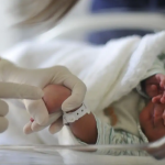 Nascida prematuramente e pesando apenas 1,35 kg no Royal Bolton Hospital, sua filha passou cinco semanas na unidade neonatal antes de voltar para casa com o pai John e o irmão William. (Foto: Divulgação/Marcello Casal/Agência Brasil)