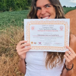 A ex-esposa de Cauã Reymond também posou feliz com o certificado de terapeuta ayurvédica. (Foto: Instagram)