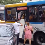 Passageiro tenta transportar geladeira em ônibus lotado, é impedido e ainda xinga motorista. (Foto: Reprodução/Redes Sociais)