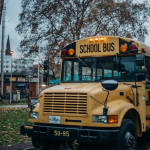 No entanto, Marks diz que, depois de ligar para a Escola Elementar Aynor, eles entraram em contato com o motorista do ônibus, que então teria dito que encontrou Shamiar dormindo debaixo de um casaco e deixou a criança com um vizinho. (Foto: Divulgação/Pexels)