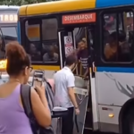 O homem tentou colocar o objeto pela porta traseira. Como o refrigerador não entrou, o motorista pediu para que o homem descesse. (Foto: Reprodução/Redes Sociais)