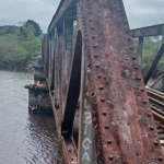 Uma mulher de 27 anos caiu no Rio Paraty ao tentar tirar uma foto em Araquari, cidade no Norte de Santa Catarina. (Foto: Corpo de Bombeiros/Divulgação)