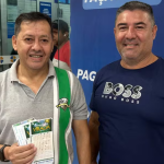 Quem também aproveitou para fazer apostas foram os amigos paraguaios de Elbio: Elvio Leite e Santiago Chaparro. Santiago afirmou que aposta na Mega da Virada todos os anos e que, ao saber do prêmio milionário no Brasil, o amigo Elvio, que vive a 250 quilômetros de Foz do Iguaçu, decidiu acompanhá-lo e também fazer uma "fézinha". (Foto: Divulgação/Gilvana Giombelli/g1 Paraná)