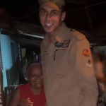 O soldado Stenio, como é chamado no Corpo de Bombeiros, explicou que a equipe foi acionada porque a idosa estava muito nervosa e se recusava a conversar com qualquer pessoa. (Foto: Reprodução/Redes Sociais)