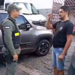 PM surpreende ao se comunicar em Libras com um motorista surdo, mostrando a importância da capacitação em Língua Brasileira de Sinais na segurança pública. (Foto: Reprodução/Redes Sociais)