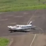 Segundo a Polícia Militar, o avião partiu do Mato Grosso do Sul e pousou em uma pista clandestina próxima ao aeroporto de Penápolis, na região de Araçatuba. (Foto: Reprodução)