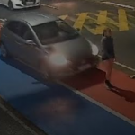 Uma câmera de segurança registrou a cena. As imagens revelam que, ao virar a esquina, o carro adentra a pista azul (faixa de corrida) e vermelha (ciclofaixa) e avança em direção à vítima, que estava de costas para o veículo. (Foto: Reprodução)