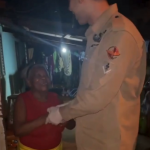 "Eu disse pra ela: 'vamos dançar um forró, eu quero ver a senhora sorrir'. Eu consegui chegar mais próximo dela e ela começou a sorrir. Naquele momento eu ganhei meu dia. Pra mim, ser o sorriso de alguém é o meu maior presente", disse o bombeiro ao jornal O Popular. (Foto: Reprodução/Redes Sociais)