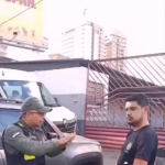 Ele conta que teve uma experiência nada agradável com um outro policial: “No passado um policial me mandou encostar, ficou falando e eu disse a ele que era surdo. Ele veio com uma lanterna e ficou [com ela] no [meu] rosto, encandeando meu rosto, e eu não entendia nada.” disse João. (Foto: Reprodução/Redes Sociais)