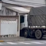 Caminhão invade casa na Grande SP: "Acordei com o barulho", diz morador. (Foto: Reprodução)