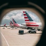 “No momento, estamos enfrentando um problema técnico com todos os voos da American Airlines”, afirmou a companhia aérea em postagem na rede social X, prometendo restabelecer as operações assim que o problema for corrigido. (Foto: Unsplash)