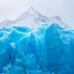 A pesquisadora comenta que o aquecimento das correntes oceânicas têm desempenhado um papel fundamental nesse processo, afinando a camada de gelo e derretendo-o por baixo ao longo de todo ano. (Foto: Pexels)