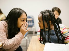 Uma pesquisa do Datafolha mostrou que a maioria dos pais e mães brasileiros temem que os filhos sofram bullying na escola. (Foto: Pexels)