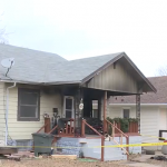 A polícia e o Corpo de Bombeiros da Cidade de Pratt responderam a um chamado sobre pessoas "possivelmente presas" dentro de uma casa em chamas às 14h38. Tudo ocorreu no bairro da West Third Street em Pratt, Kansas (EUA), no dia 16 de dezembro de 2024. (Foto: Reprodução)