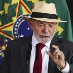 Após meses de intensos debates, o presidente Lula sancionou ontem (13) uma lei que proíbe o uso de celulares em todas as etapas da educação básica (Foto: Agência Brasil)