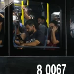 O reajuste nas passagens de ônibus e outros modais já impacta o bolso dos passageiros em algumas dessas cidades desde o fim de dezembro. (Foto: Agência Brasil)