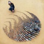 Jon Forman, um artista renomado no movimento de Land Art, utiliza materiais naturais para criar obras que se integram ao ambiente de forma única. (Foto: Reprodução)