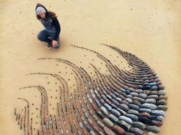 Jon Forman, um artista renomado no movimento de Land Art, utiliza materiais naturais para criar obras que se integram ao ambiente de forma única. (Foto: Reprodução)