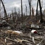 A mãe, Sydney Moore, de 22 anos, descreveu o momento em que o telhado da casa foi arrancado e o berço foi sugado pelo tornado.(Foto: TV Globo)