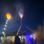 No vídeo, é possível ver um dos jovens com o braço para cima, segurando o fogo de artifício com um tubo de cerca de um metro. (Foto: Reprodução)