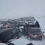 Com isso, um vídeo gravado momentos após o acidente, que viralizou na rede social X, mostra a confusão de carros batidos e motoristas super agasalhados e sem saber o que fazer em meio a uma tempestade de neve. (Foto: Reprodução)