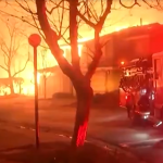 Com múltiplos focos e rajadas de vento superando os 100 km/h, os incêndios, que iniciaram ainda na terça, também obrigaram a evacuação de mais de 30 mil pessoas. (Foto: Reprodução)