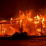 Com isso, o governo da cidade ordenou a evacuação de cerca de 37 mil pessoas no condado de Los Angeles e incentiva quem está em zonas de perigo a deixar suas casas antes mesmo de receber ordem de evacuação, segundo Luna. (Foto: Reprodução)