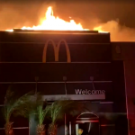 A ordem de retirada emitida pela polícia inclui o entorno do parque, sendo limitada por algumas vias, incluindo a Hollywood Boulevard. A avenida tem vários pontos turísticos, como a Calçada da Fama. (Foto: Reprodução)