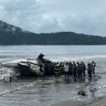 Na aeronave estavam a família socorrida e o piloto Paulo Seghetto, de 55 anos, que ficou preso nas ferragens e morreu no local. (Foto: Reprodução)