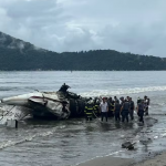 Uma pessoa morreu após um avião de pequeno porte ultrapassar a pista do aeroporto de Ubatuba, no Litoral de São Paulo, e explodir na Praia do Cruzeiro na manhã desta quinta-feira (9). (Foto: Reprodução)