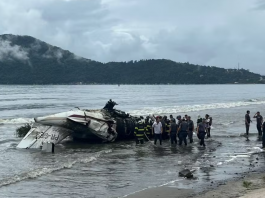 Uma pessoa morreu após um avião de pequeno porte ultrapassar a pista do aeroporto de Ubatuba, no Litoral de São Paulo, e explodir na Praia do Cruzeiro na manhã desta quinta-feira (9). (Foto: Reprodução)