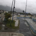 Com isso, um vídeo mostra a aeronave saindo do aeródromo, passando a pista que margeia a praia e chegando à faixa de areia em chamas. (Foto: Reprodução)