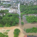 Imagens aéreas da Defesa Civil mostram a cidade debaixo d'água. (Foto: Reprodução)